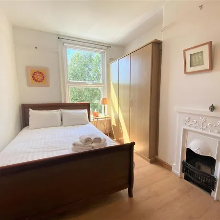 Comfortable Escape Near Gloucester Road بيت للعطل