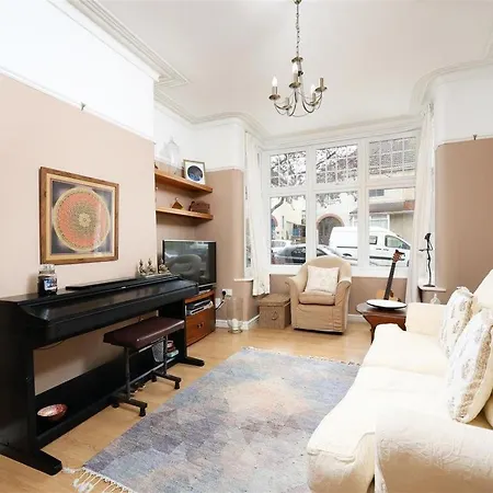 Comfortable Escape Near Gloucester Road 別荘 ブリストル