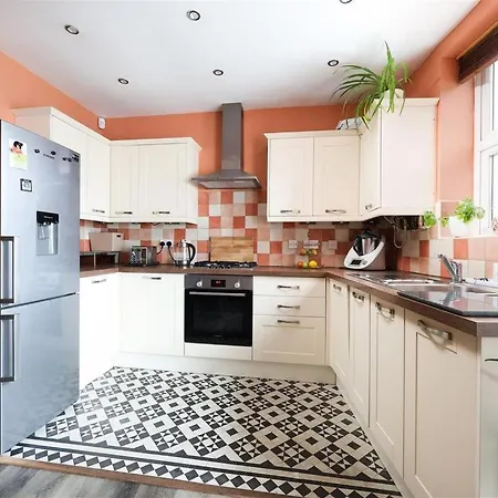Comfortable Escape Near Gloucester Road * Бристоль
