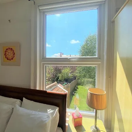 Comfortable Escape Near Gloucester Road Сasa de vacaciones